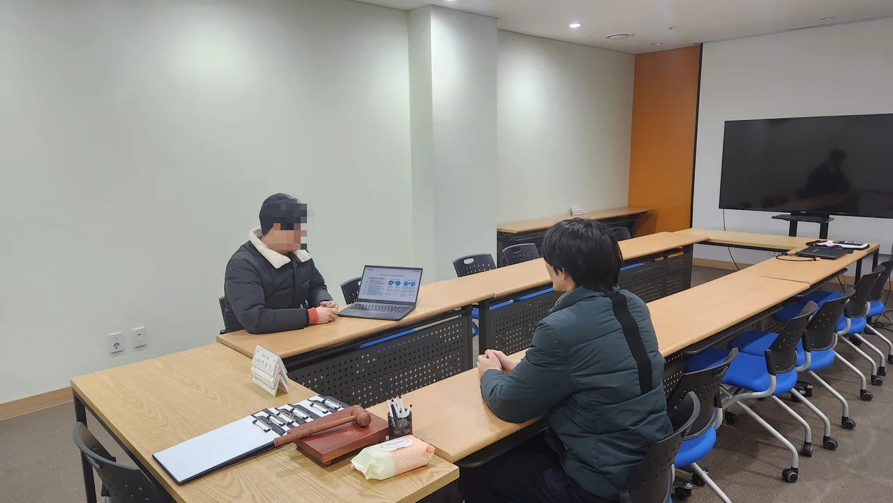 회의실에서 관리주체 담당자를 만나 요구사항 인터뷰를 진행하는 모습