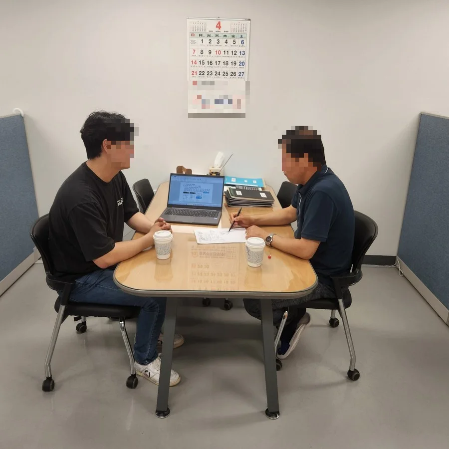 체육시설 운영 담당자와 마주 앉아 노트북 자료를 놓고 설문·진단을 진행하는 모습
